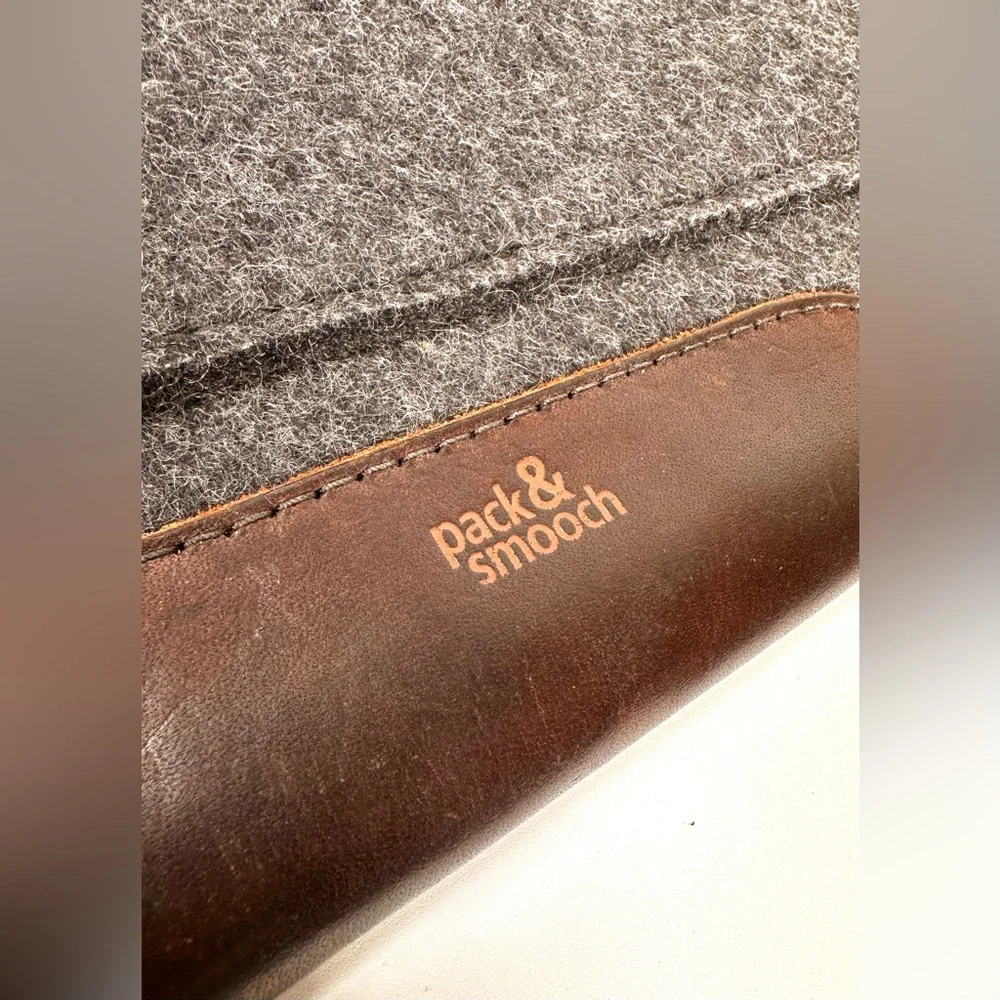 Pack & Smooch for iPad Pro/Air / Sleeve Case. Unisex.100% merino wool felt